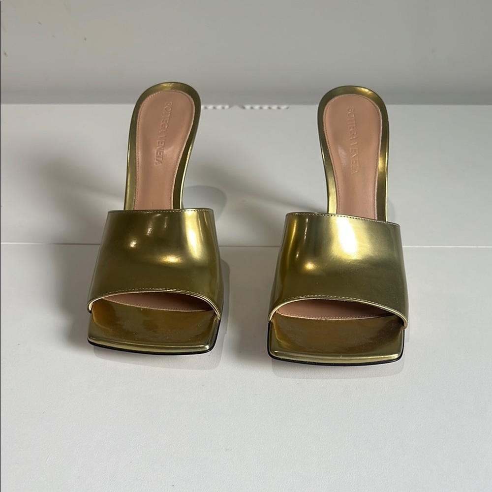 Bottega Veneta Gold Heels Sleek Minimalist Design